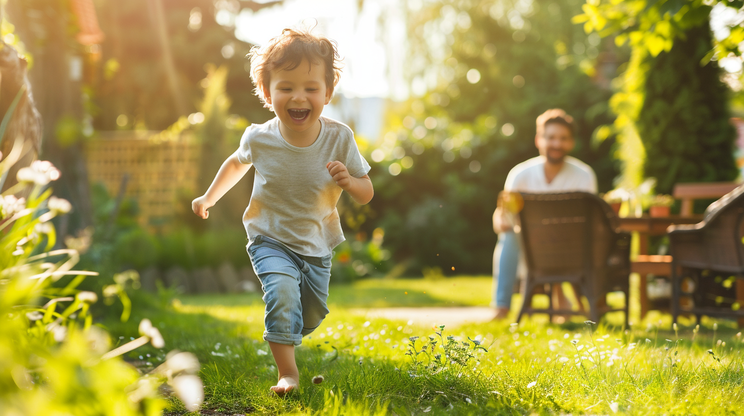 Ein Kind, welches von einer Kinderkrankheit genesen ist, rennt munter durch den Garten und wird von seinem Vater, der im Hintergrund auf einem Stuhl sitzt, beobachtet